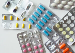 Frauda cu retete falsificate si medicamente scumpe: Zeci de farmacisti si medici, anchetati penal